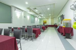 ห้องอาหารหรือที่รับประทานอาหารของ Hotel Plaza del Arco Express