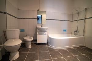 La salle de bains est pourvue de toilettes, d'une baignoire et d'un lavabo. dans l'établissement etape gimontoise 32 "Chambre tout confort", à Gimont
