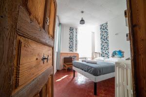- une chambre avec un lit et un grand mur en bois dans l'établissement etape gimontoise 32 "Chambre tout confort", à Gimont