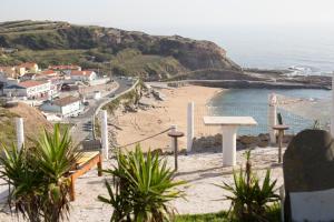 una vista de una playa junto al océano en Casa da Rústica, en Atalaia de Cima