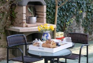 stół z pudełkiem na nim i dwoma krzesłami w obiekcie Casetta dei Fichi - Parcheggio Gratuito w mieście Matera