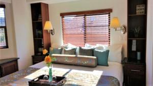 Ruang duduk di Sedona Pines Resort