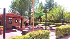 Taman di luar Sedona Pines Resort