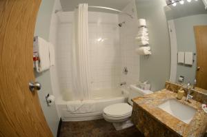 Bathroom sa Super 8 by Wyndham Taber AB