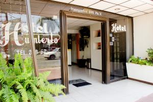 una tienda frente con una puerta abierta a una tienda en Hotel Humberto, en Tepic