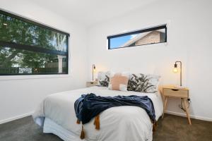 Ліжко або ліжка в номері Sky Above Beach Below - Waihi Beach Holiday Home