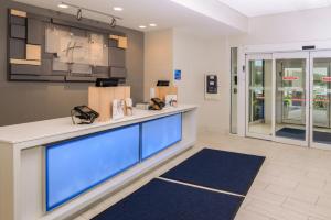 セント・ピーターズバーグにあるHoliday Inn Express & Suites - St. Petersburg - Madeira Beach by IHGの受付カウンターのある病院のロビー +94枚の写真