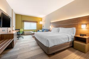 A bed or beds in a room at Holiday Inn Express & Suites - St. Petersburg - Madeira Beach, an IHG Hotel