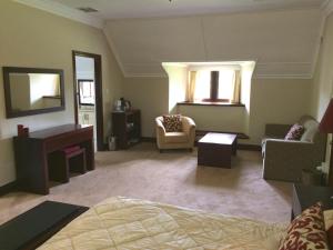 Sala de estar con cama y espejo en Eagle Wind Manor, en Hillcrest 29 fotos más