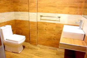 Baðherbergi á Wingate Hotel Wilgamuwa