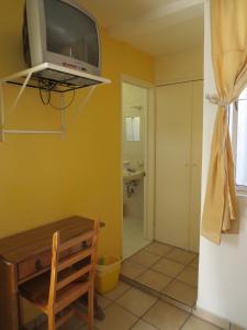 TV a/nebo společenská místnost v ubytování Hotel Posada Diamante + 30 fotografií