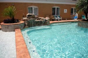 Piscina de la sau aproape de Holiday Inn Express Hotel and Suites Port Aransas/Beach Area, an IHG Hotel