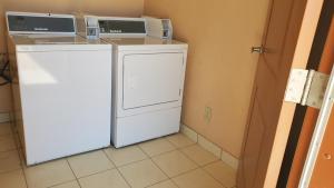 Η κουζίνα ή μικρή κουζίνα στο La Bonita Inn & Suites - McCamey