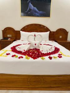 Postel nebo postele na pokoji v ubytování Royal Hotel Bạc Liêu