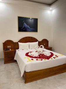 Postel nebo postele na pokoji v ubytování Royal Hotel Bạc Liêu