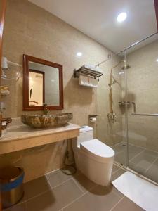 Koupelna v ubytování Royal Hotel Bạc Liêu + 33 fotografií