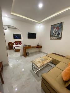 TV a/nebo společenská místnost v ubytování Royal Hotel Bạc Liêu