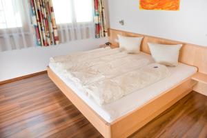 Postel nebo postele na pokoji v ubytování Hotel Garni Ragaz