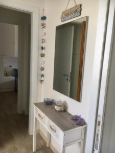 baño con espejo y mesa blanca en Happy Marina, en Vasto