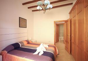 a bedroom with a bed with towels on it at Apartamento Cop City Centre by costablancarent in Denia