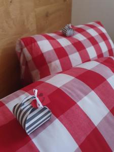 einem roten und weißen karierten Tischtuch auf einem Bett in der Unterkunft Dorfjuwel Alpbachtal in Reith im Alpbachtal