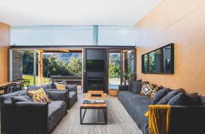 a living room with couches and a table at Barranca Kangaroo Valley in Kangaroo Valley