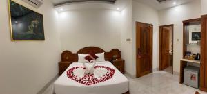 Postel nebo postele na pokoji v ubytování Royal Hotel Bạc Liêu