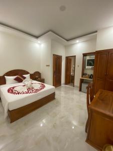 Postel nebo postele na pokoji v ubytování Royal Hotel Bạc Liêu