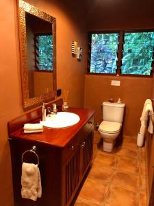 Um banheiro em Gunnadoo Holiday Hut with Ocean Views and Jacuzzi