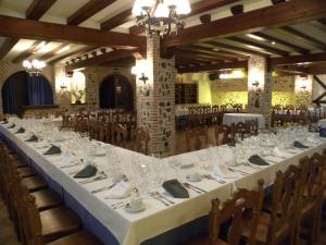 a long table in a large room with glasses at Hostal Las Fuentes in Arévalo