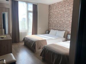 Postel nebo postele na pokoji v ubytování Continental Hotel