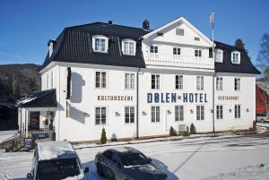 un edificio blanco con un hotel dolin escrito en él en Dølen Hotel en Evje