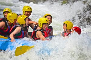 eine Gruppe von Menschen in einem Floß auf einem Fluss in der Unterkunft Dølen Hotel in Evje