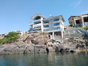 ソゾポルにあるSea Dream Villa Studio above the seaの水辺の崖の上の建物