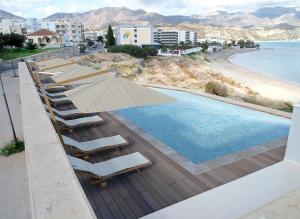 Výhled na bazén z ubytování Potideon Bay Luxury Apartments nebo okolí