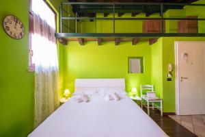 Säng eller sängar i ett rum på Gardappartamenti Carducci City Centre