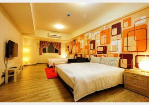 台北的住宿－睡台北時尚旅店-南雅館，一间酒店客房,设有两张床和电视