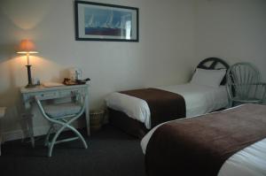 Postel nebo postele na pokoji v ubytování Hôtel L'Ecailler