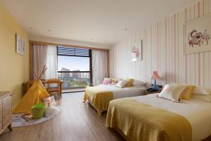 Postel nebo postele na pokoji v ubytování Mangrove Tree Resort World Sanya Bay -Elader Palm Tower