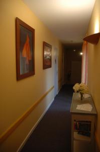 un couloir d'une chambre d'hôtel avec un couloir dans l'établissement Hôtel L'Ecailler, à La Cotinière