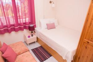 A bed or beds in a room at ILIOCHARI sea view apartments Oropos - Kalamos