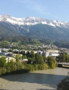 vistas a una ciudad con montañas cubiertas de nieve en Close en Innsbruck