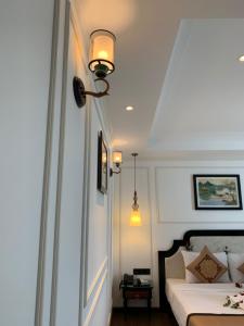 Postel nebo postele na pokoji v ubytování Khanh Linh Hotel