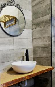 Un baño con un lavabo blanco y un espejo. en Casa Do Campo, en Peniche