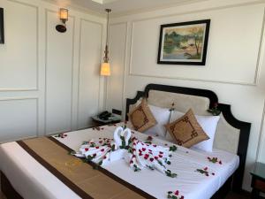 Postel nebo postele na pokoji v ubytování Khanh Linh Hotel