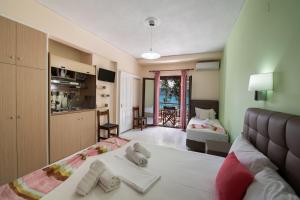 a room with a bed and a kitchen and a bedroom at Mavra Studios in Lygia