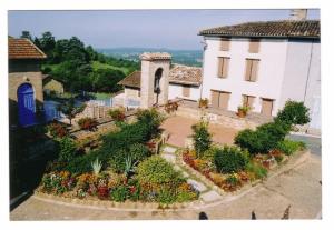 an aerial view of a house with a garden at Logis L'Auberge du Quercy Blanc in Molières