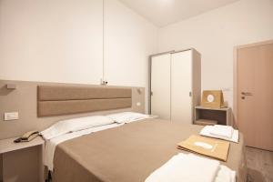 Säng eller sängar i ett rum på Hotel Lux