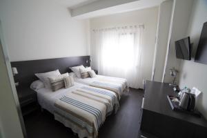 Un ou plusieurs lits dans un hébergement de l'établissement Hostal Cabo Mayor