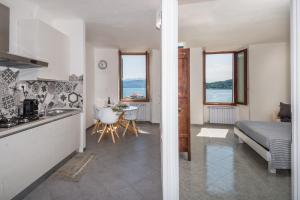 uma cozinha e um quarto com uma cama e uma mesa em SEA VIEW APARTMENT in front of the sea em Portovenere